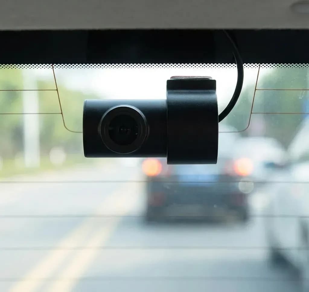 Caméra arrière EV4K fixée derrière le pare-brise, câble dissimulé