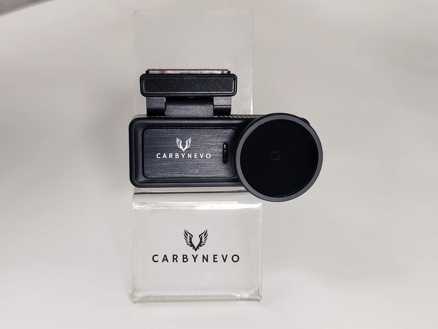 Filtre CPL EV4K monté sur la dashcam, présenté sur socle